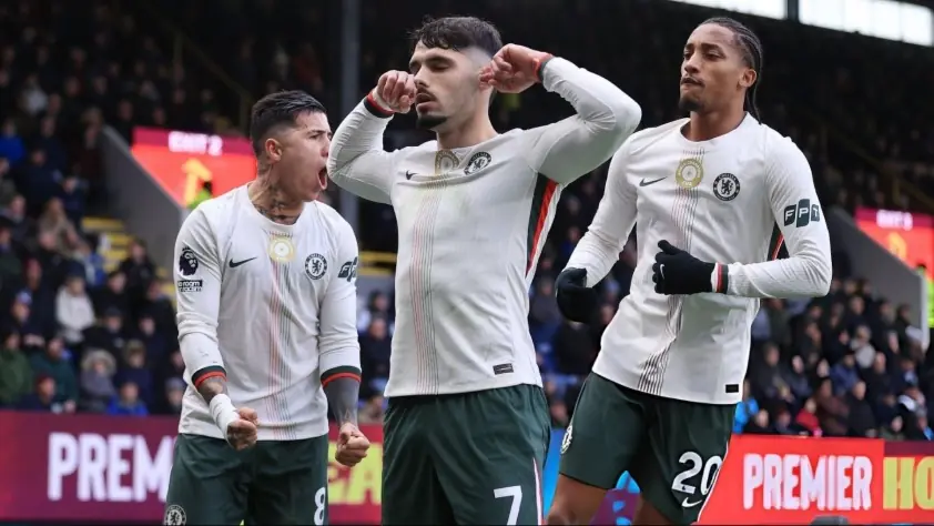 Chelsea áp sát ngôi đầu bảng của Arsenal